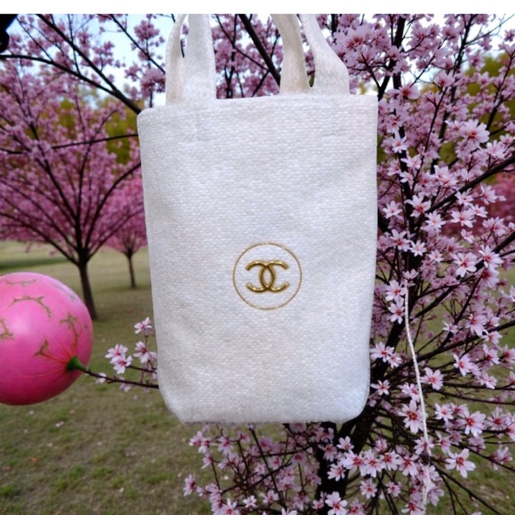 Chanel Beauté Soft Knit
Snow Metallic Mini Tote! - Picture 11 of 12